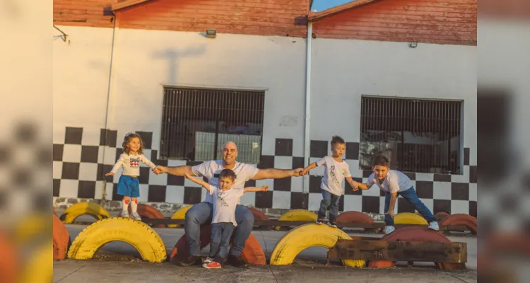 Fellipe Vargas e seus filhos Lucca, Theo, Gael e Liz Maria
Vargas ( Dia dos Pais 2024).