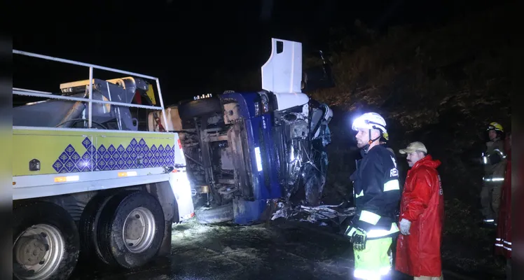 Motorista de caminhão que transportava maçãs morre em acidente, na BR-373, em Ipiranga |