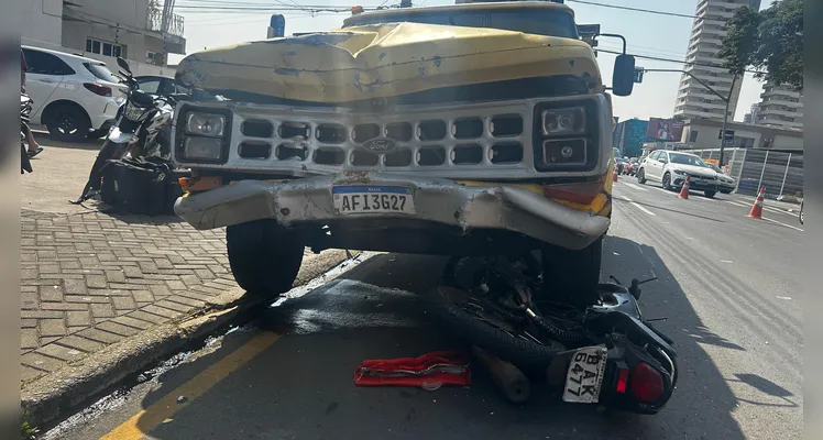 Com o impacto, moto foi parar embaixo do pneu da caminhonete.