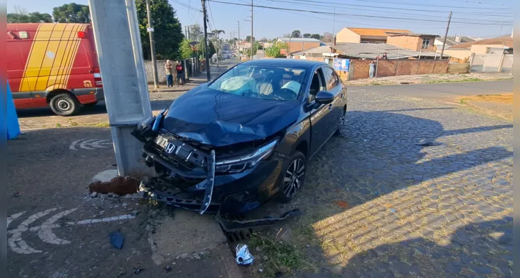 Carro envolvido na batida ainda atingiu um poste de iluminação pública.