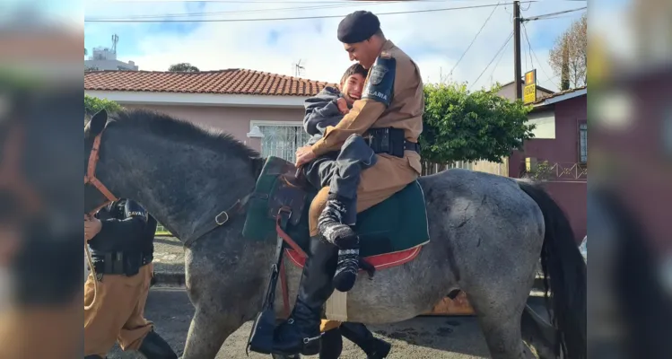 Policiais militares adaptaram as atividades para que todos fossem incluídos.