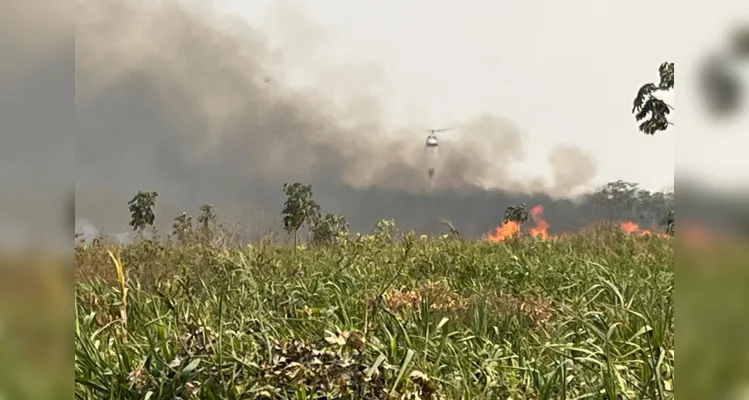 Helicóptero do IAT está ajudando a controlar focos de incêndio em diferentes pontos do Estado