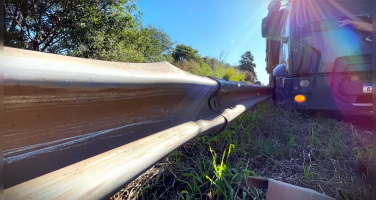 Colisões contra o guard rail ocorrerão no sentido Ponta Grossa/Curitiba.