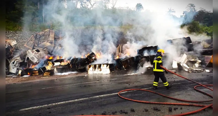 Equipes do Corpo de Bombeiros no combate às chamas.