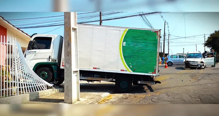 Caminhão ficou desgovernado após a primeira colisão.