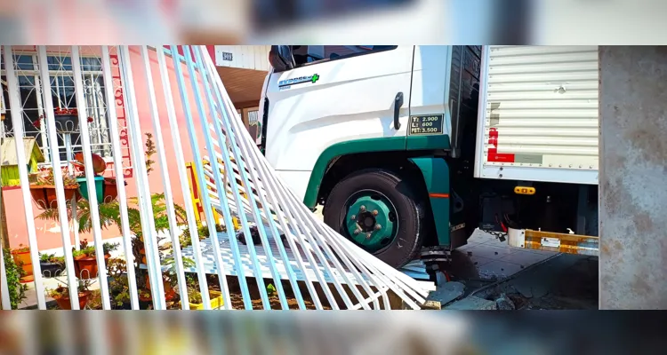 Caminhão atingiu o portão de uma residência de esquina.