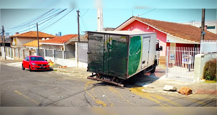 Acidente aconteceu entre um caminhão e um carro.