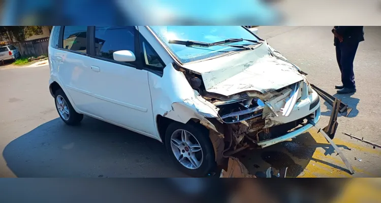 Carro modelo Fiat Idea ficou com a parte da frente destruída.