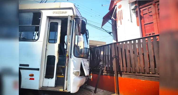 Colisão aconteceu com a entrada do estabelecimento.