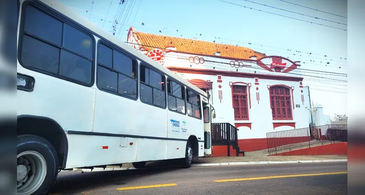 Via está interditada até a remoção do veículo.