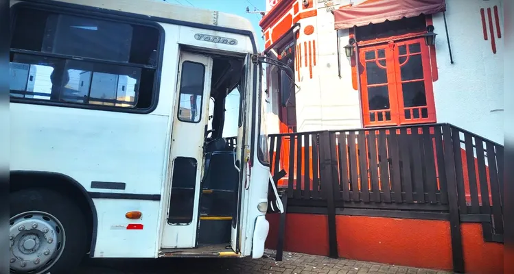 Colisão aconteceu na rua Ermelino de Leão, em Olarias.