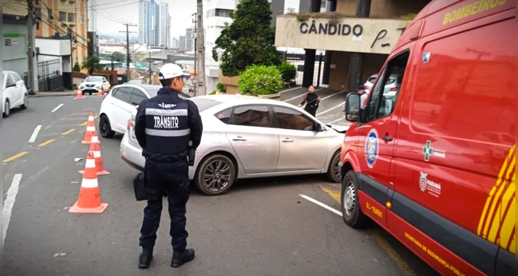 Equipes de Trânsito e do Corpo de Bombeiros foram acionadas para a ocorrência.