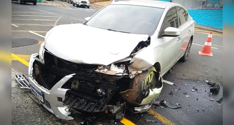 Frente do Nissan Sentra ficou danificada com o acidente de trânsito.