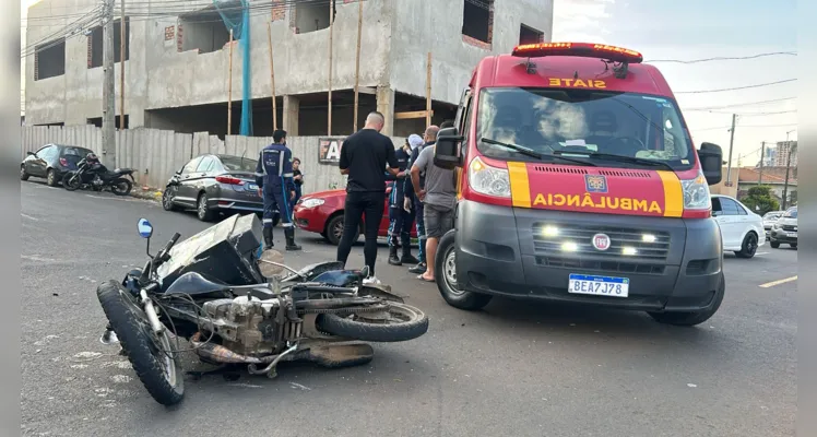 Acidente aconteceu no cruzamento entre duas ruas.