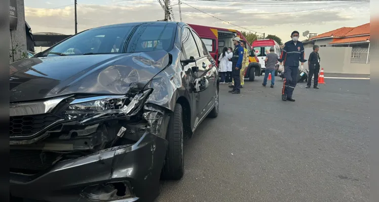 Parte da frente do carro ficou danificada com a colisão.