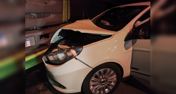Motorista sem CNH colide com caminhão estacionado em PG
