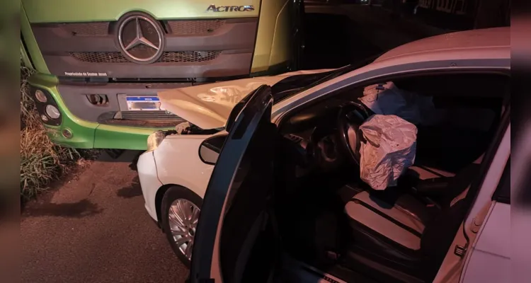 Motorista sem CNH colide com caminhão estacionado em PG