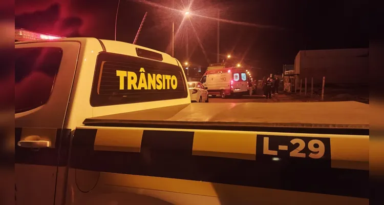 Motorista sem CNH colide com caminhão estacionado em PG