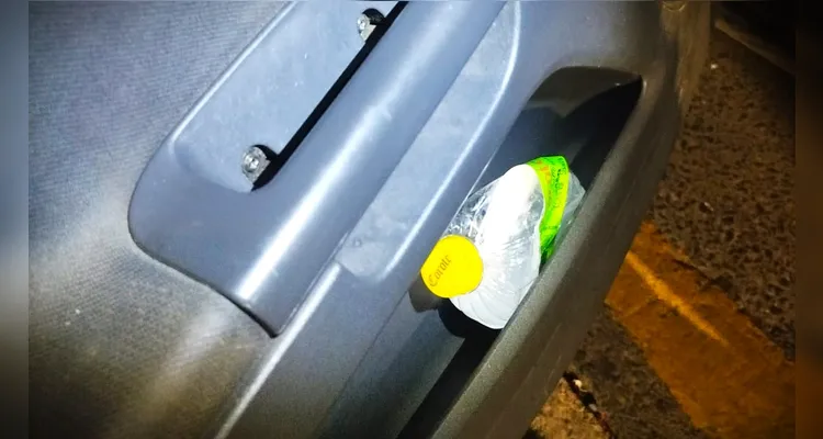 Bebida alcoólica também foi encontrada dentro do carro.