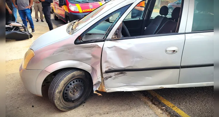 Carro ficou danificado na parte lateral esquerda.