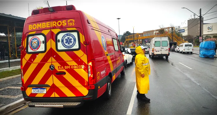 Bombeiros também foram acionados para a ocorrência.