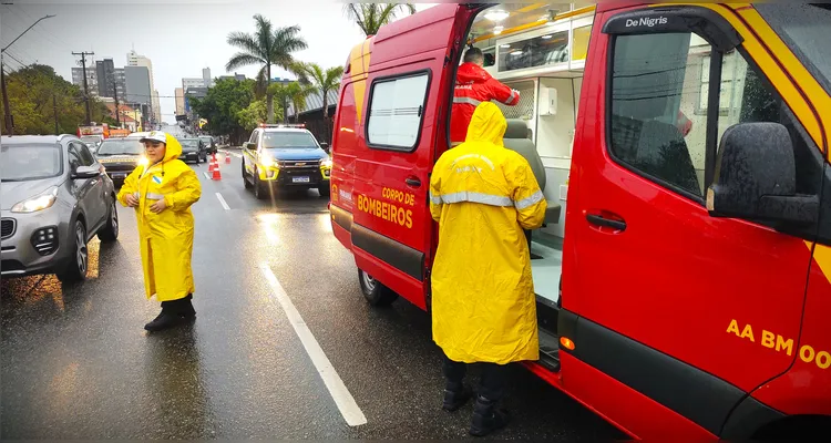 Trânsito ficou parcialmente bloqueado após o acidente.