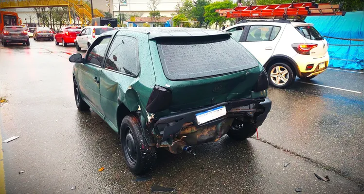 Parte traseira do Gol ficou danificada.