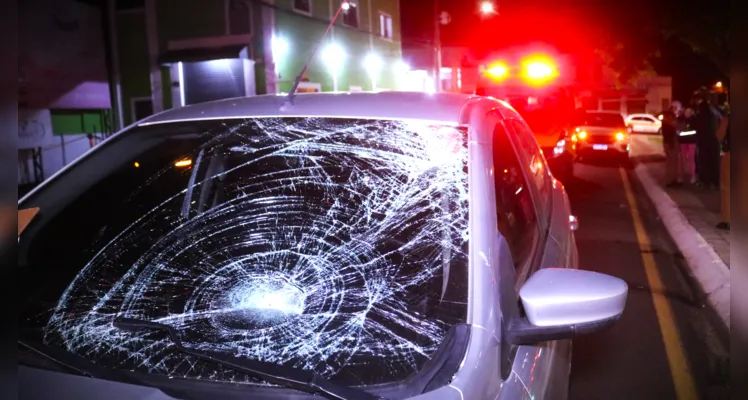 Para-brisa do carro ficou danificado com o acidente de trânsito.