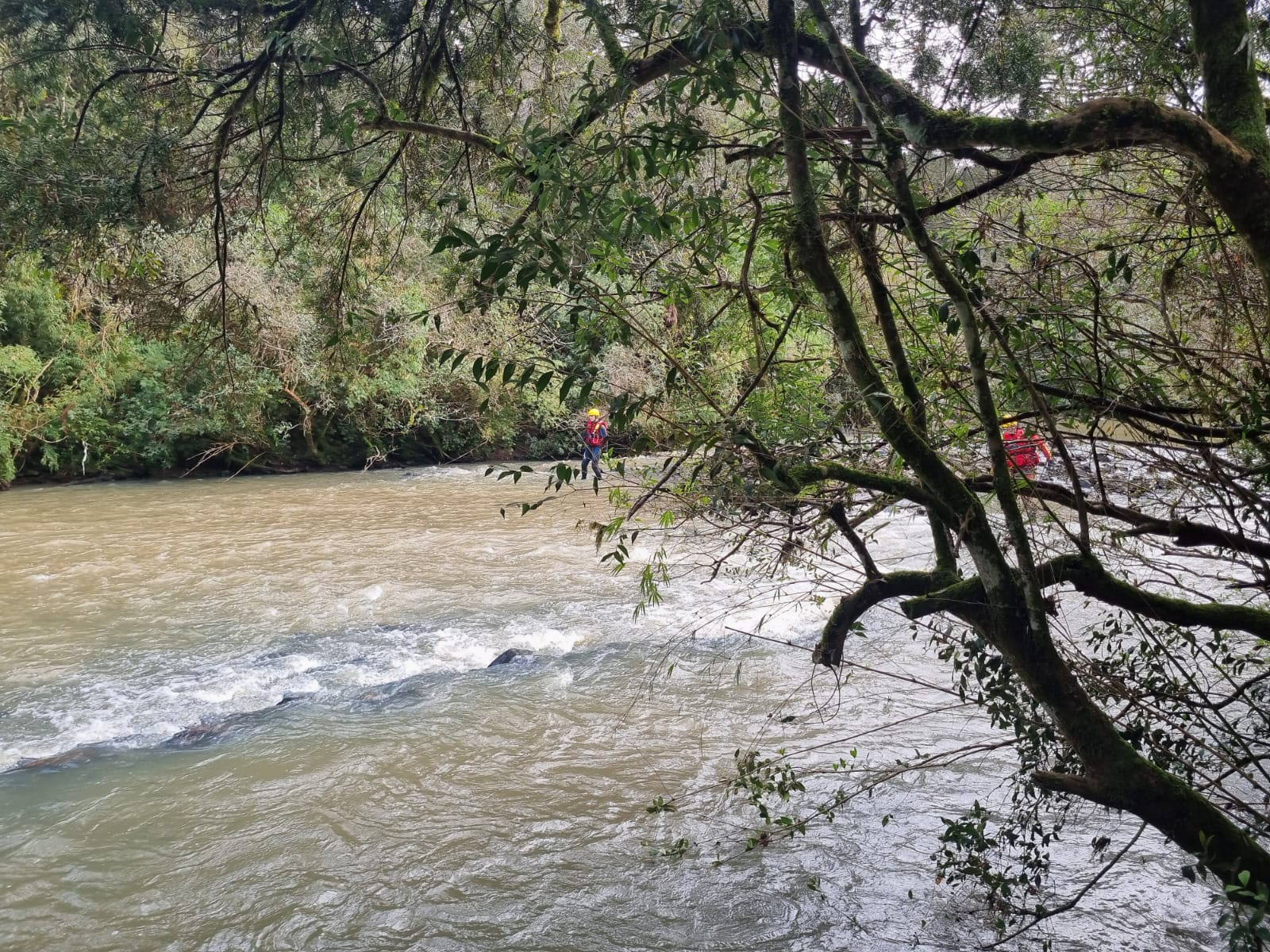 Corpo de Bombeiros fez buscas no Rio das Pedras, na manhã desta quarta-feira (18).