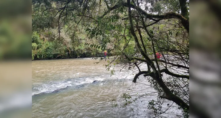 Corpo de Bombeiros fez buscas no Rio das Pedras, na manhã desta quarta-feira (18).