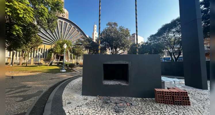 Material foi depositado na praça Marechal Floriano Peixoto.