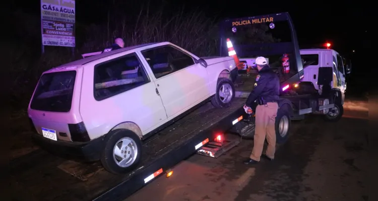 Fiat Uno foi levado pelo guincho da Polícia Militar.