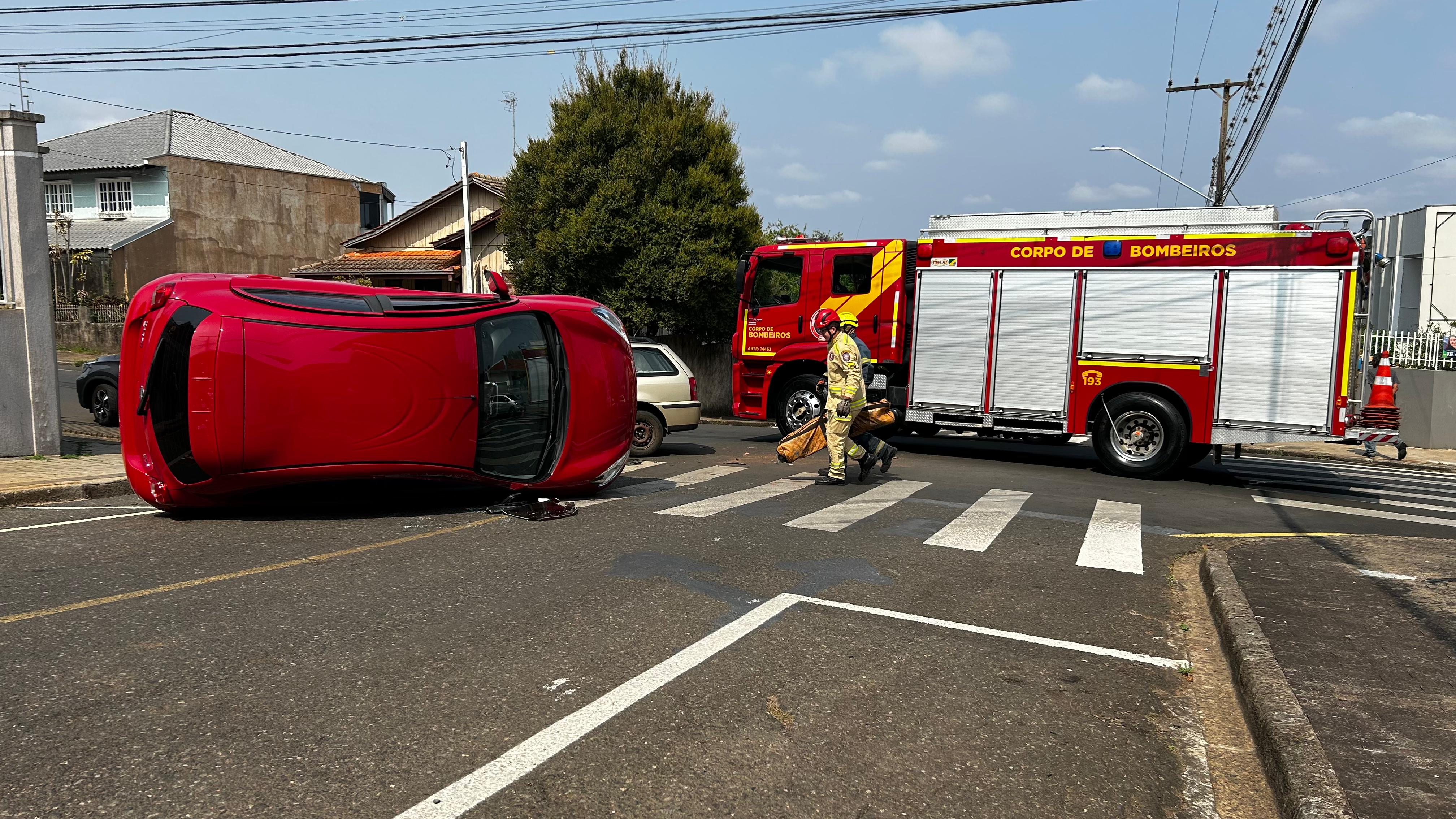 Veículo Nissan March tombou após a batida.