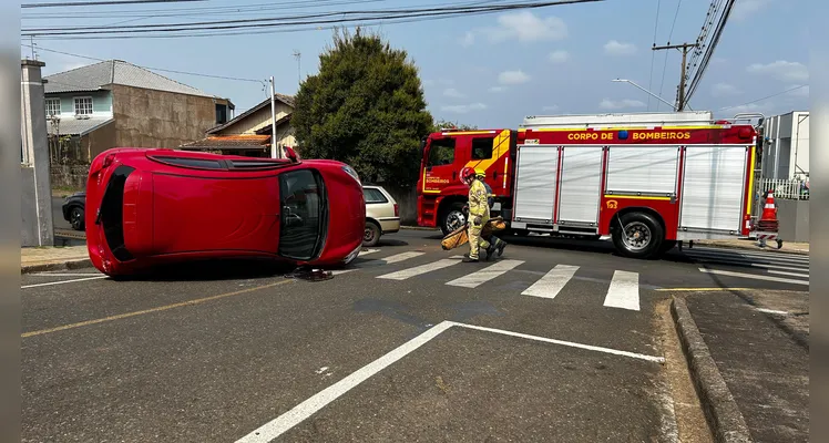 Veículo Nissan March tombou após a batida.