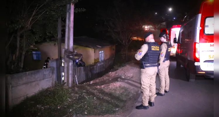 Policiais militares durante o atendimento à ocorrência.