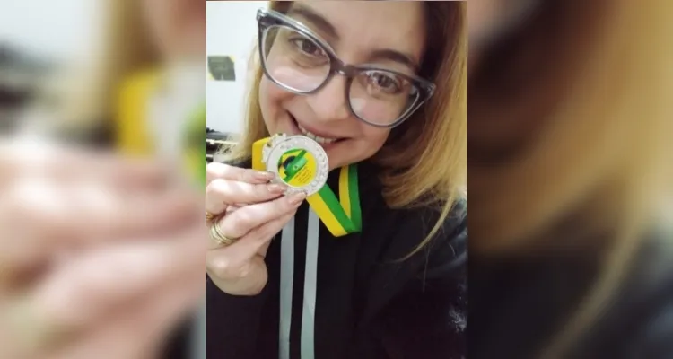 Carol ganhou a medalha de melhor poema.