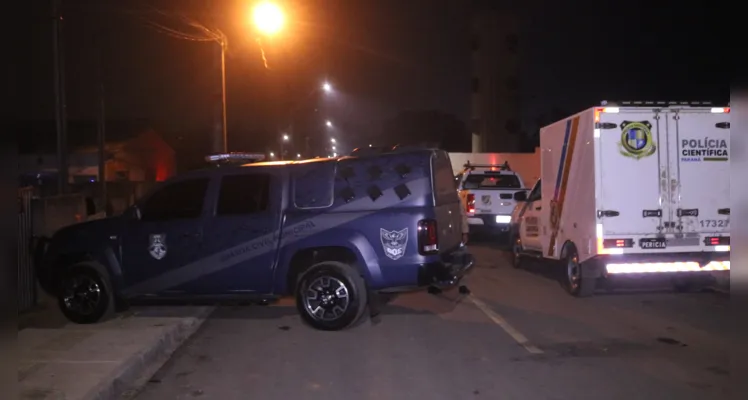 Veículos dos agentes de segurança na rua Esmeralda Verde.