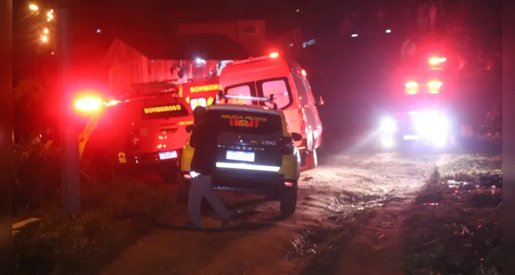 Diversas equipes de segurança e de socorro foram acionadas para a ocorrência.