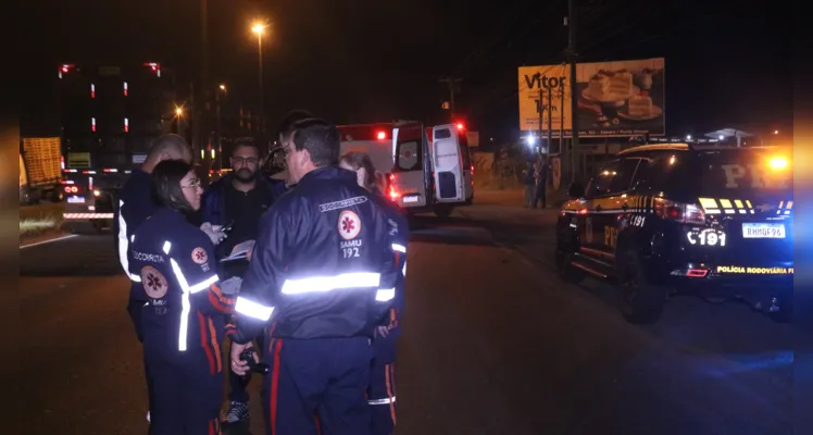 Mulher morre vítima de atropelamento, na Avenida Souza Naves, em Ponta Grossa, na noite desta quarta-feira (21) |