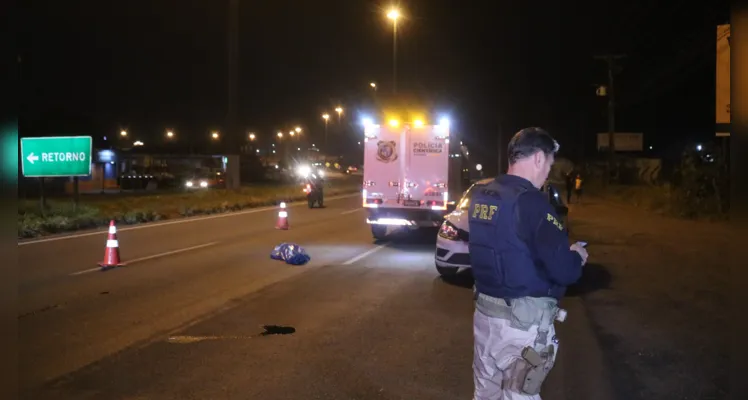 Mulher morre vítima de atropelamento, na Avenida Souza Naves, em Ponta Grossa, na noite desta quarta-feira (21) |