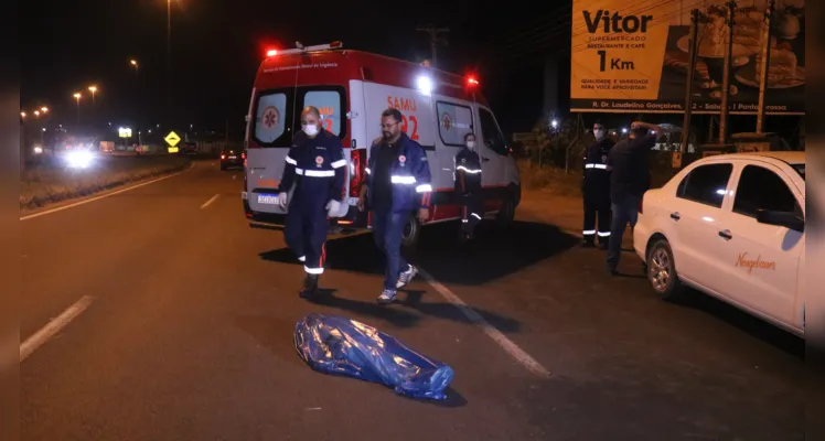 Mulher morre vítima de atropelamento, na Avenida Souza Naves, em Ponta Grossa, na noite desta quarta-feira (21) |