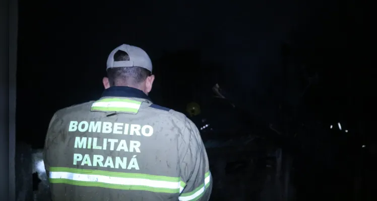 Casa é destruída por incêndio e bombeiro sofre lesão durante trabalho para apagar o fogo, em Ponta Grossa |