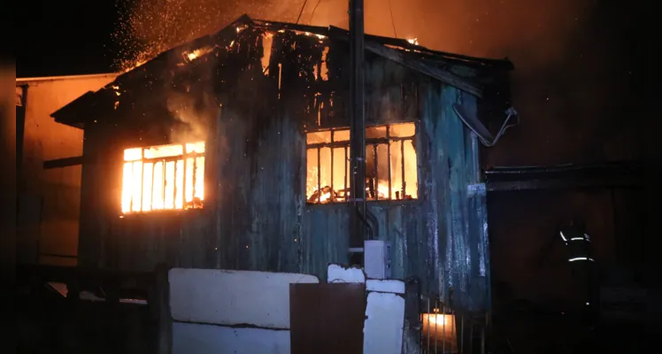 Casa é destruída por incêndio e bombeiro sofre lesão durante trabalho para apagar o fogo, em Ponta Grossa |