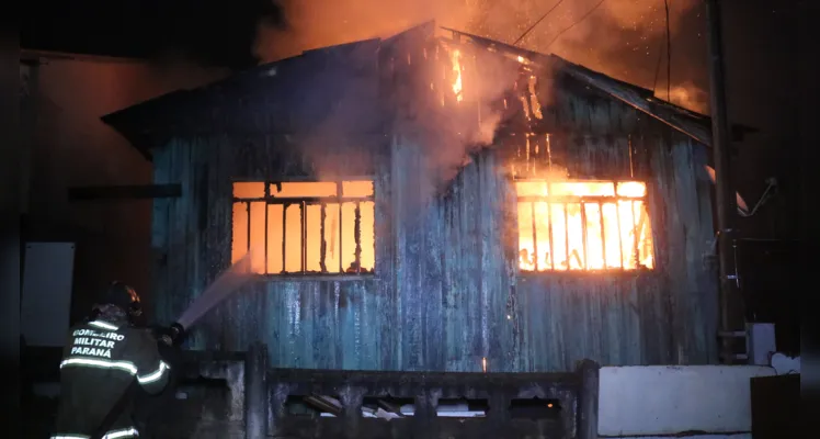 Casa é destruída por incêndio e bombeiro sofre lesão durante trabalho para apagar o fogo, em Ponta Grossa |