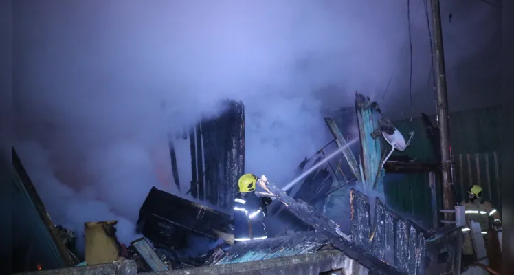 Casa é destruída por incêndio e bombeiro sofre lesão durante trabalho para apagar o fogo, em Ponta Grossa |