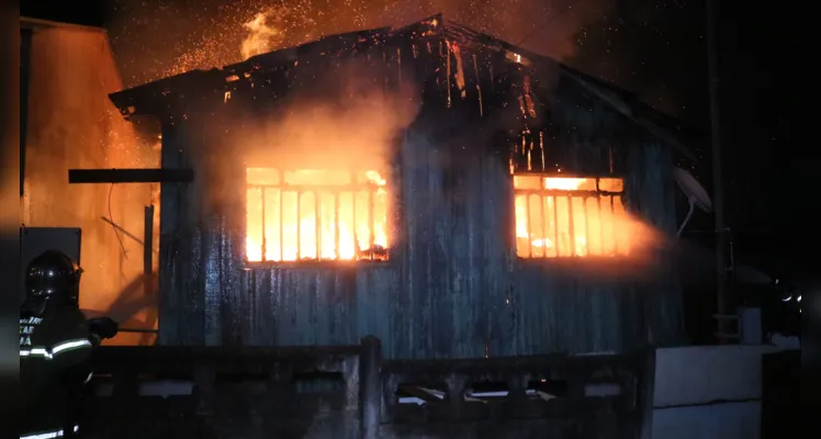 Casa é destruída por incêndio e bombeiro sofre lesão durante trabalho para apagar o fogo, em Ponta Grossa |