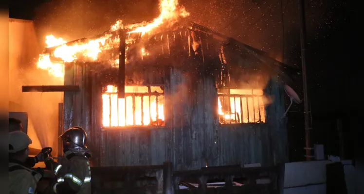 Casa é destruída por incêndio e bombeiro sofre lesão durante trabalho para apagar o fogo, em Ponta Grossa |