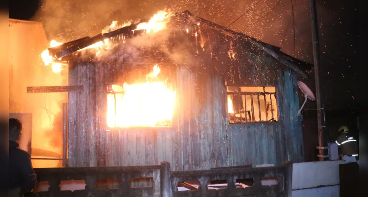 Casa é destruída por incêndio e bombeiro sofre lesão durante trabalho para apagar o fogo, em Ponta Grossa |