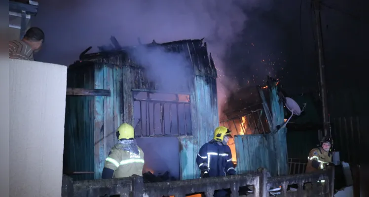 Casa é destruída por incêndio e bombeiro sofre lesão durante trabalho para apagar o fogo, em Ponta Grossa |