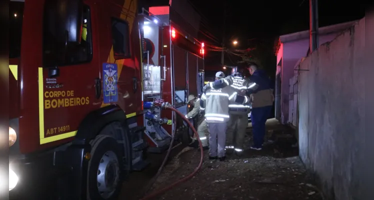 Casa é destruída por incêndio e bombeiro sofre lesão durante trabalho para apagar o fogo, em Ponta Grossa |